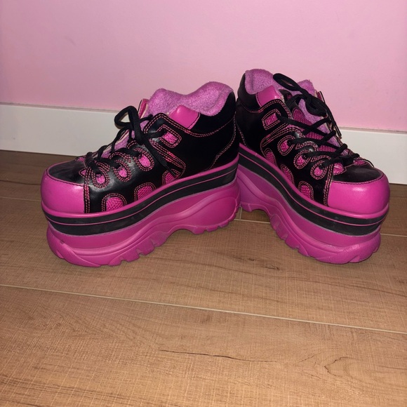 Dolls kill pink and black platform sneakers - Picture 2 of 3